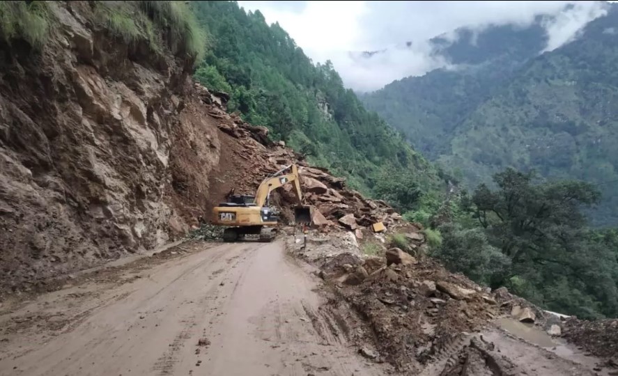 रैंतोली-जवाड़ी बाईपास पर भारी भूस्खलन, यातायात ठप