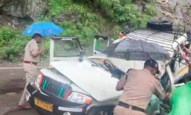 सिद्धबली मंदिर के पास मैक्स वाहन पर गिरा मलबा, दो की मौत, पांच घायल