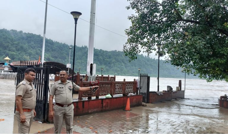 ऋषिकेश में गंगा नदी का जलस्तर खतरे के निशान से ऊपर, त्रिवेणी घाट जलमग्न