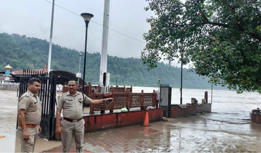 ऋषिकेश में गंगा नदी का जलस्तर खतरे के निशान से ऊपर, त्रिवेणी घाट जलमग्न