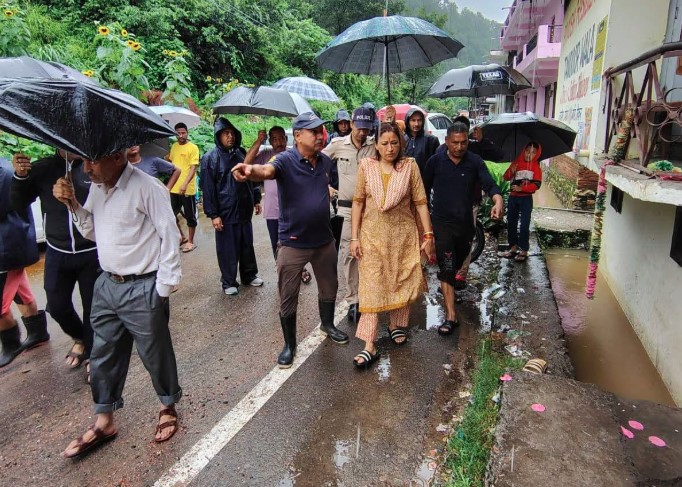 रेखा आर्या ने किया सोमेश्वर के आपदाग्रस्त क्षेत्रों का निरीक्षण
