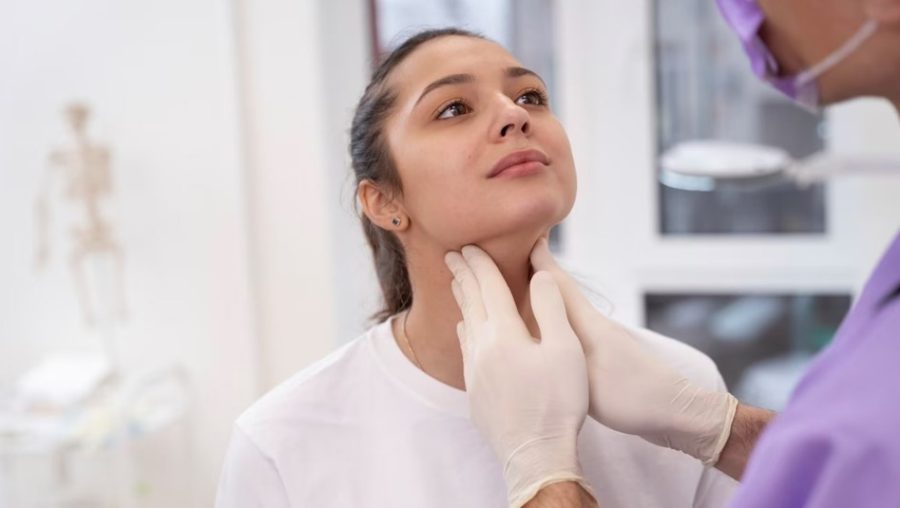 बिना दवा के कंट्रोल करें थायराइड, बस इन 5 योगासनों का करें अभ्यास, मिलेगा फायदा