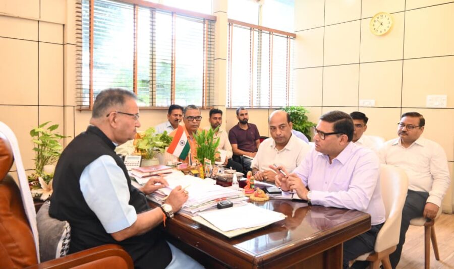 मसूरी विधानसभा क्षेत्र में सिंचाई विभाग की योजनाओं की समीक्षा करते कैबिनेट मंत्री गणेश जोशी