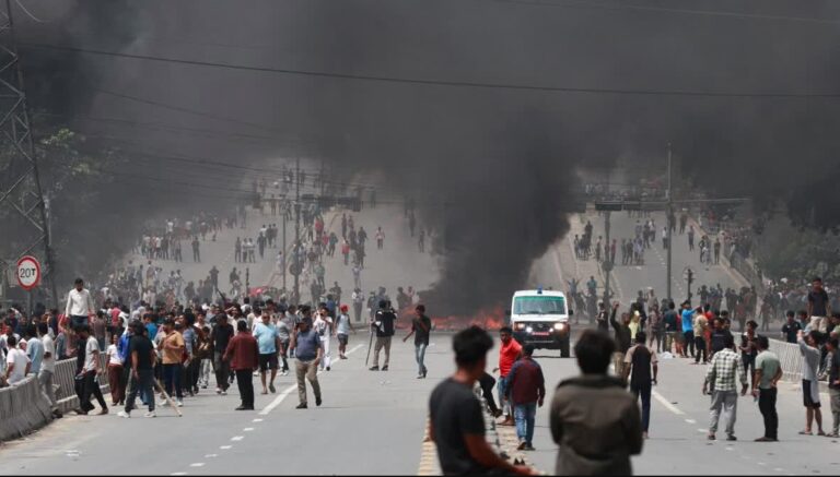 नेपाल में जेलों से हज़ारों कैदी फरार, हालात बेकाबू