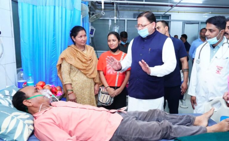 सीएम धामी ने  पत्रकार मोहन भुलानी से अस्पताल में की मुलाकात