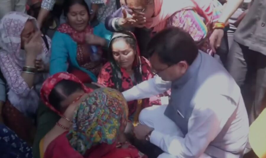 चमोली के कुंतरी गांव में आपदा प्रभावितों से मिले सीएम धामी