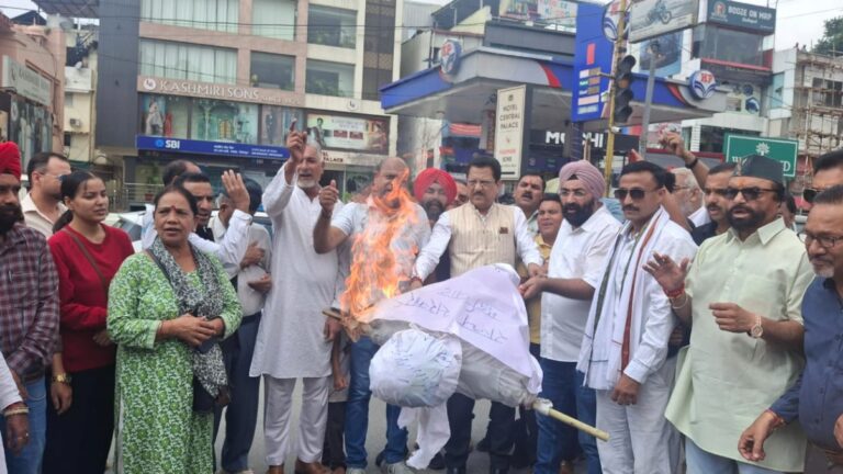 जॉर्ज एवरेस्ट पार्क आवंटन घोटाले के खिलाफ कांग्रेस ने प्रदेश भर में प्रदर्शन कर राज्य सरकार का फूंका पुतला