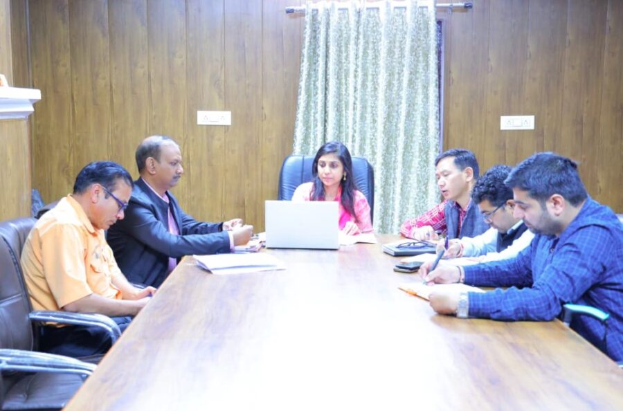 जिलाधिकारी ने आपदा कंट्रोल रूम का निरीक्षण कर अधिकारियों के साथ की बैठक जिलाधिकारी ने आपदा कंट्रोल रूम का निरीक्षण कर अधिकारियों के साथ की बैठक