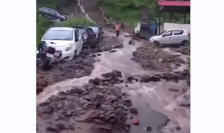 हिमाचल में बादल फटने और भूस्खलन से हाहाकार, सैकड़ों सड़कें बंद
