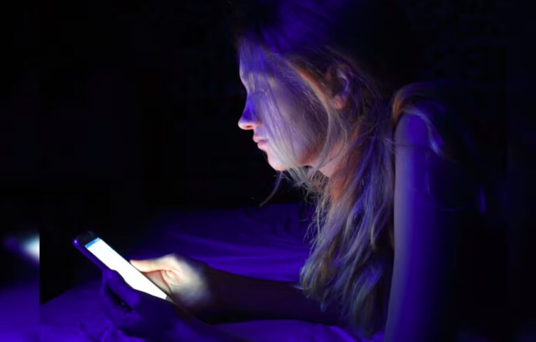 कंप्यूटर, मोबाइल की ब्लू लाइट का खतरा- समय से पहले ही कर सकता है आपको बूढा