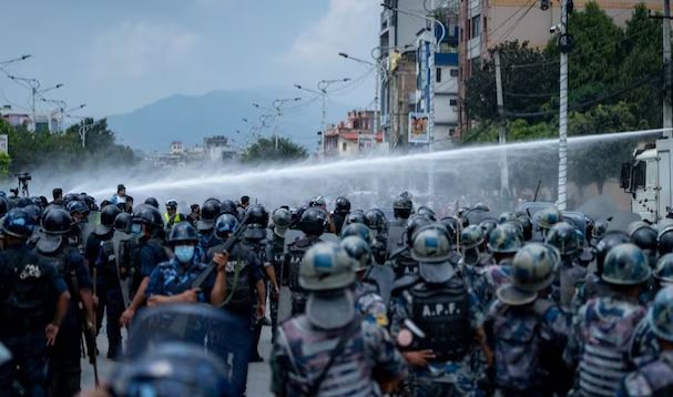 सोशल मीडिया बैन के खिलाफ नेपाल में हिंसक प्रदर्शन, राजधानी में लगा कर्फ्यू