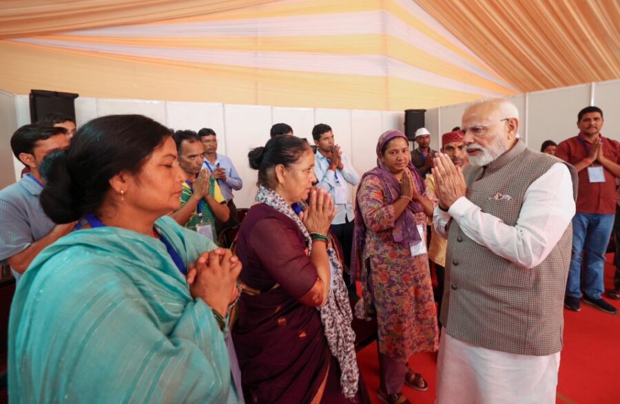 धराली आपदा पीड़ितों से मिले पीएम मोदी, हरसंभव मदद का दिया भरोसा