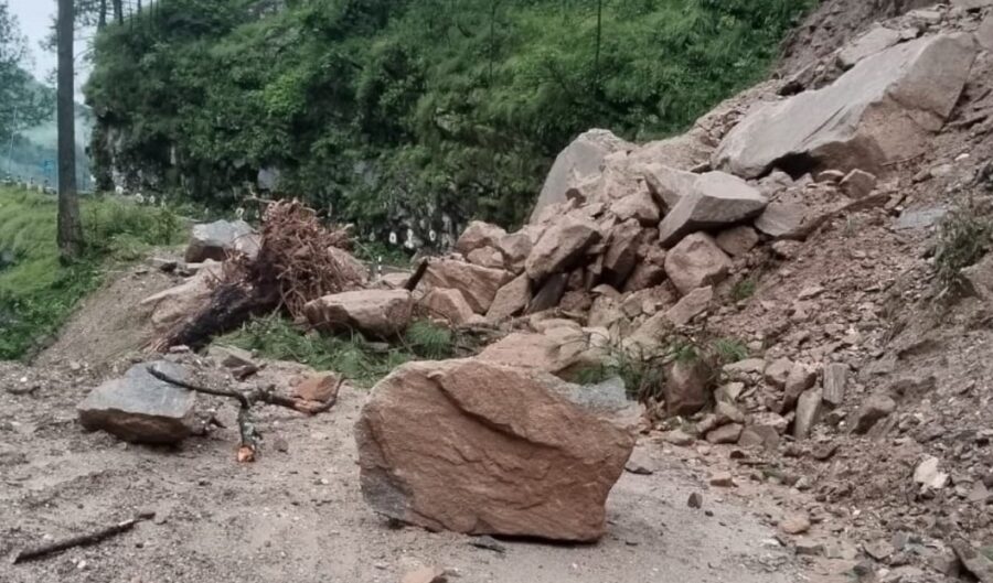 यमुनोत्री हाईवे 19वें दिन भी बंद, खच्चरों के सहारे पहुंचाई जा रही जरूरी सामग्री