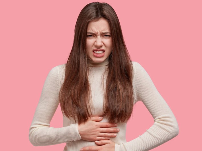 क्या पेट में अक्सर रहता है हल्का दर्द: तो न करें नजरअंदाज, हो सकता है गंभीर बीमारी का संकेत