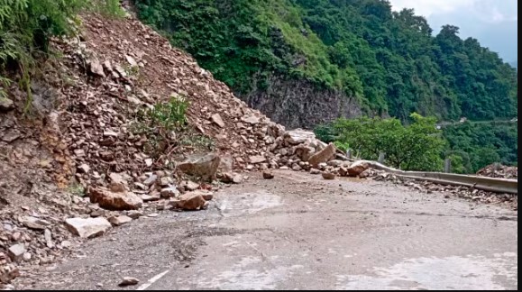 लगातार बारिश के कारण यमुनोत्री हाईवे 13वें दिन भी बंद, यात्रियों की बढ़ीं मुश्किलें