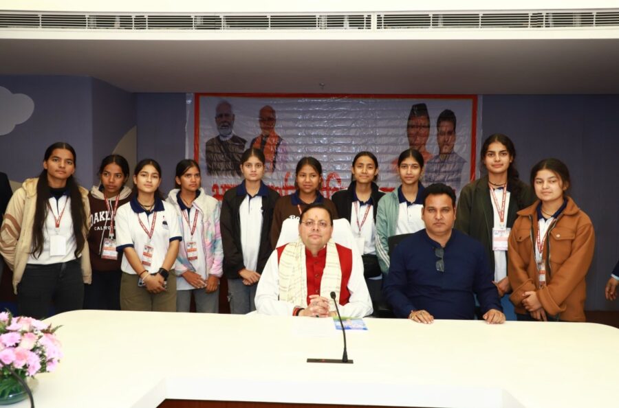 सीएम धामी ने देवप्रयाग के मेधावी छात्र-छात्राओं के साथ किया संवाद