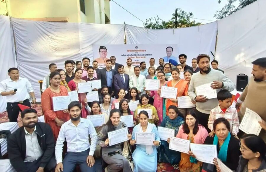 स्वास्थ्य मंत्री डॉ. धन सिंह रावत ने 28 नर्सिंग अधिकारियों को सौंपे नियुक्ति पत्र