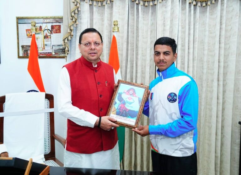मुख्यमंत्री धामी से मिले माउंट एवरेस्ट फतह करने वाले 16 वर्षीय सचिन कुमार
