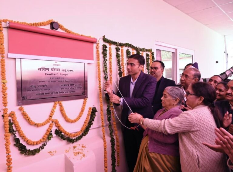 डीएम ने किया पेंशन जागरूकता एवं निःशुल्क चिकित्सा शिविर का उद्घाटन