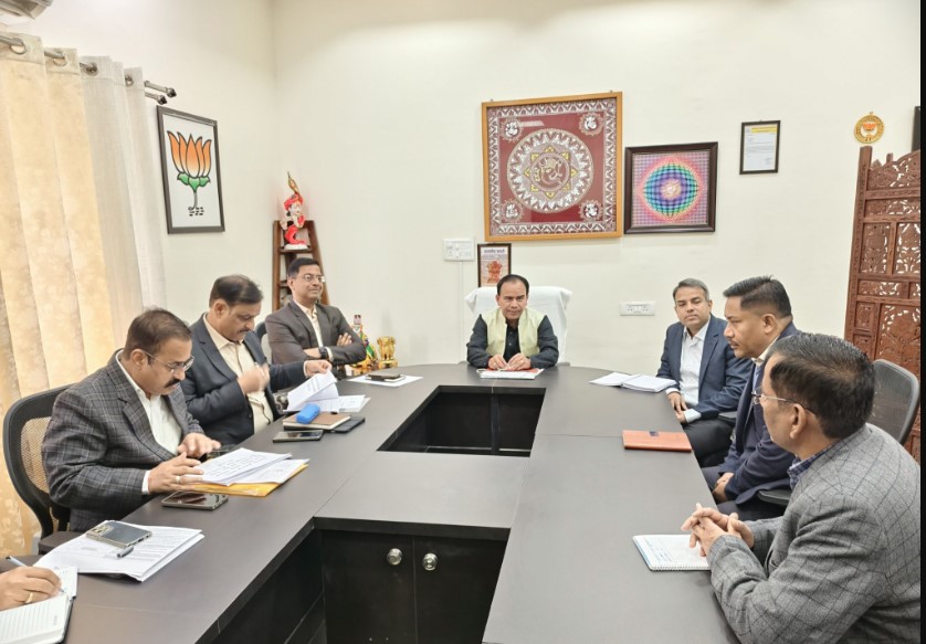 सड़क परियोजनाओं की प्रगति की समीक्षा, विभागों को तेजी से काम पूरा करने के निर्देश सड़क परियोजनाओं की प्रगति की समीक्षा, विभागों को तेजी से काम पूरा करने के निर्देश