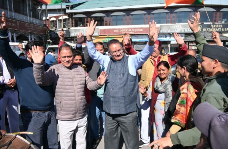 बिहार विधानसभा चुनाव में भाजपा की ऐतिहासिक जीत पर कैबिनेट मंत्री गणेश जोशी ने मसूरी में मनाया जीत का जश्न