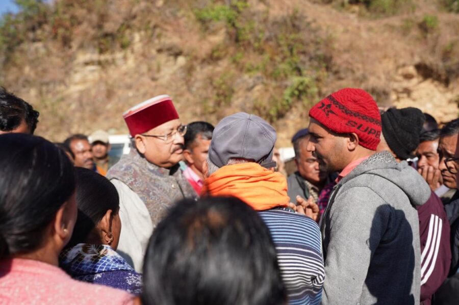 बाघ के हमले में मृत रानी देवी के परिजनों से मिले सतपाल महाराज