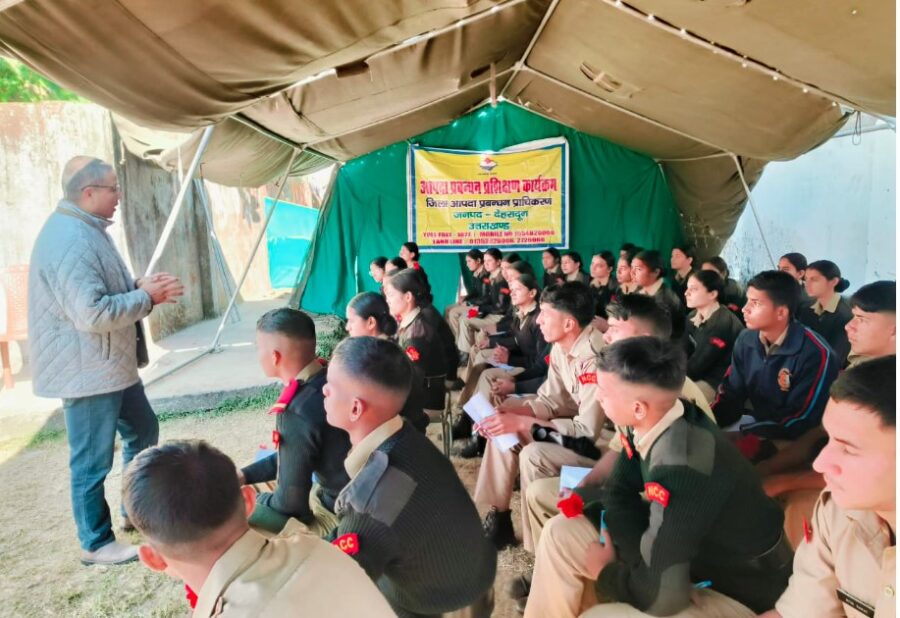 भूकंप, बाढ़, जंगल की आग जैसे खतरों से निपटने का अभ्यास कर रहे एनसीसी कैडेट्स