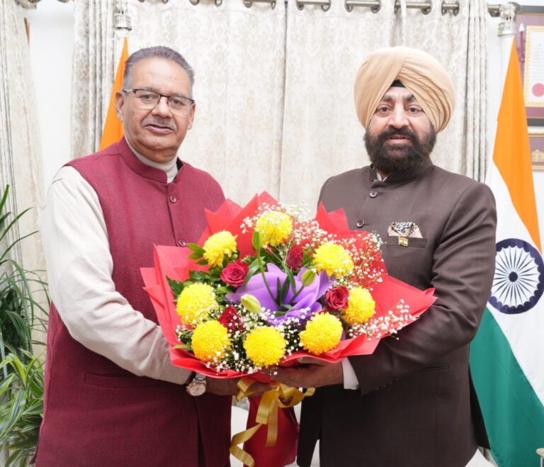 राजभवन का नाम लोक भवन होने पर राज्यपाल को बधाई एवं शुभकामनाएं देते कैबिनेट मंत्री गणेश जोशी