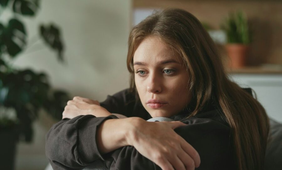 डिप्रेशन सिर्फ उदासी नहीं, गंभीर मानसिक बीमारी का संकेत: जानिए चेतावनी लक्षण