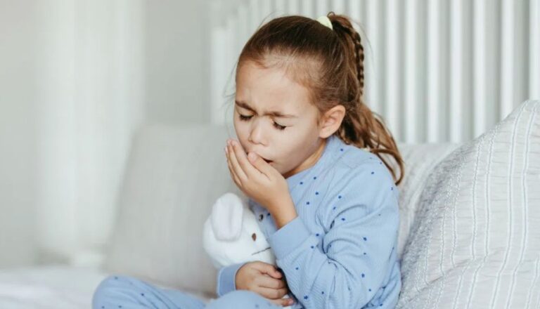 ठंड शुरू होते ही बच्चों में क्यों बढ़ जाती हैं खांसी-जुकाम की समस्या, आइये जानते हैं इसके कारण