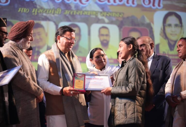 मुख्यमंत्री धामी ने अल्पसंख्यक समुदाय के मेधावी छात्रों को किया सम्मानित