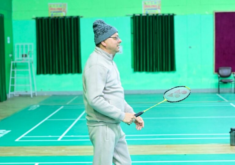 मुख्यमंत्री धामी ने इंडोर स्टेडियम में नवोदित खिलाड़ियों के साथ खेला बैडमिंटन