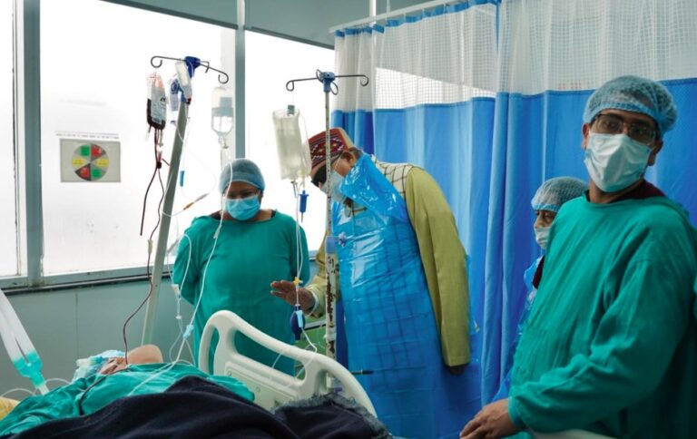 महाराज ने एम्स पहुंचकर गुलदार के हमले में घायल कंचन देवी का जाना हालचाल