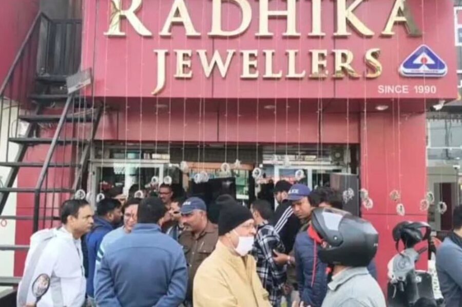 चोरों ने महंगे किराए का लालच देकर ली दुकान, फिर बगल की ज्वैलरी शॉप से उडाये लाखों के जेवरात चोरों ने महंगे किराए का लालच देकर ली दुकान, फिर बगल की ज्वैलरी शॉप से उडाये लाखों के जेवरात