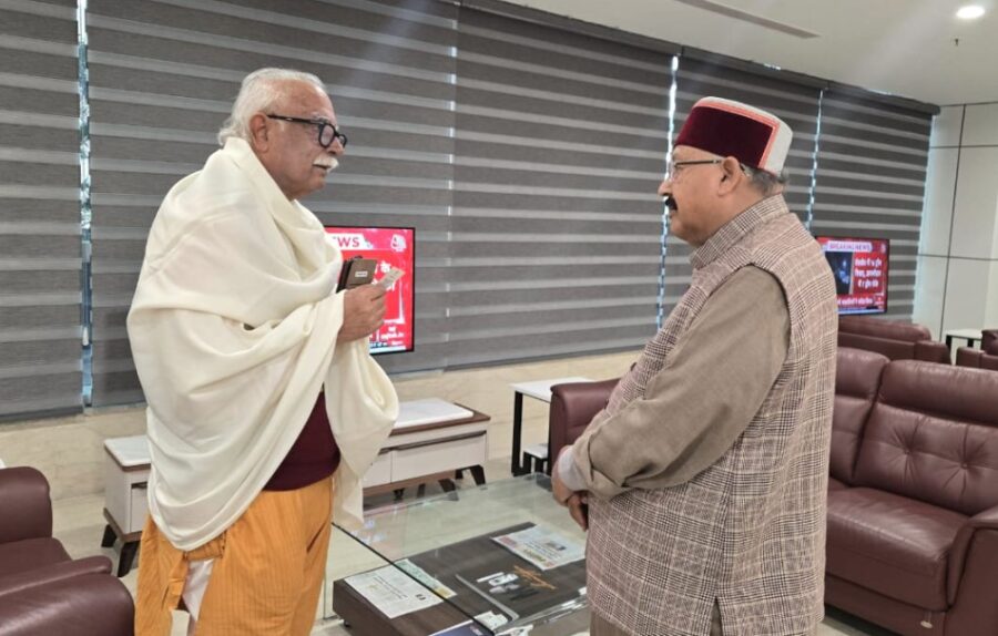 महाराज ने गोवा के राज्यपाल का देवभूमि आगमन पर किया स्वागतदेहरादून। प्रदेश के कैबिनेट मंत्री सतपाल महाराज ने गोवा के राज्यपाल पुसापति अशोक गजपति राजू का देवभूमि उत्तराखंड आगमन पर स्वागत किया।  इस मौके पर कैबिनेट मंत्री सतपाल महाराज ने गोवा के राज्यपाल पुसापति अशोक गजपति राजू को उत्तराखंड में पर्यटन विभाग द्वारा संचालित योजनाओं से अवगत कराते हुए गोवा और उत्तराखंड के बीच पर्यटन गतिविधियों को बढ़ावा देने पर भी विस्तृत चर्चा की।  उन्होंने उन्हें बताया कि ग्रीष्मकालीन चारधाम यात्रा के पश्चात सरकार ने 24 अक्टूबर 2025 से शीतकालीन यात्रा का श्री गणेश कर दिया है। चारों धामों के कपाट बंद होने के पश्चात परंपरागत रूप से चार धाम के शीतकालीन पूजा स्थलों पर श्रद्धालुओं के लिए पूजा अर्चना और दर्शनों के लिए सरकार ने विशेष प्रबंध किए हैं।