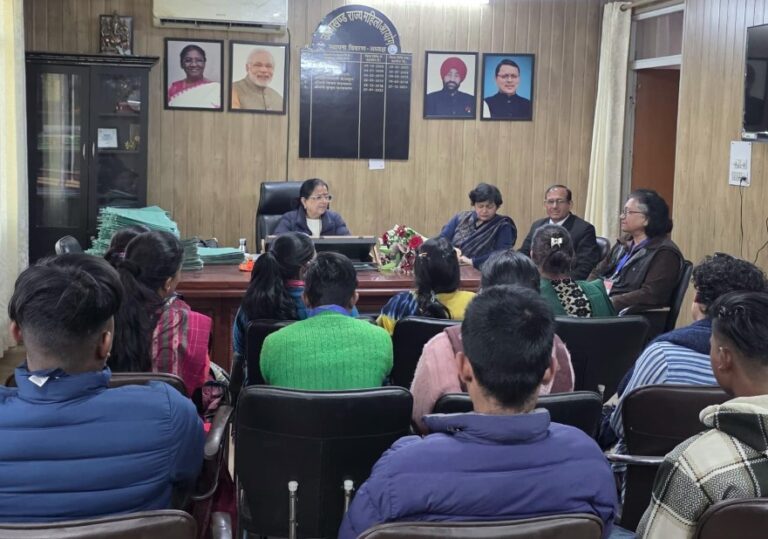 जनजातीय महिलाओं व पुरुषों ने जाना उत्तराखंड राज्य महिला आयोग का कार्य