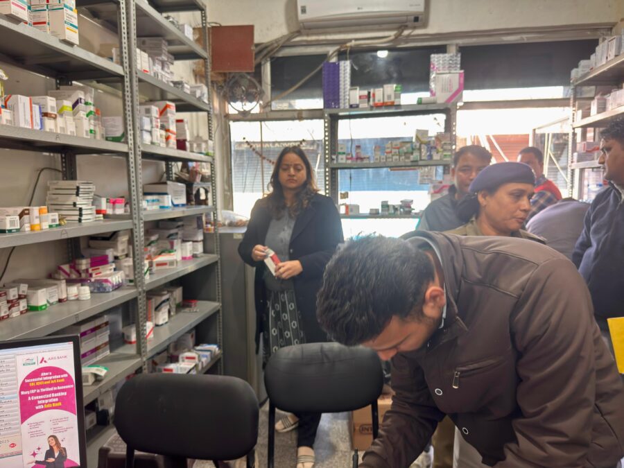 देहरादून में मेडिकल स्टोरों का औचक निरीक्षण, कई अनियमितताएं उजागर — एक स्टोर सील, एक बंद कराया गया