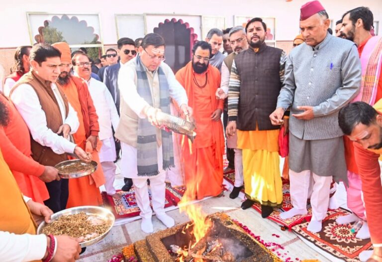 मुख्यमंत्री धामी ने दक्षेश्वर महादेव मंदिर में की पूजा-अर्चना, सिद्धपीठ हनुमानगढ़ी मंदिर के भी किए दर्शन