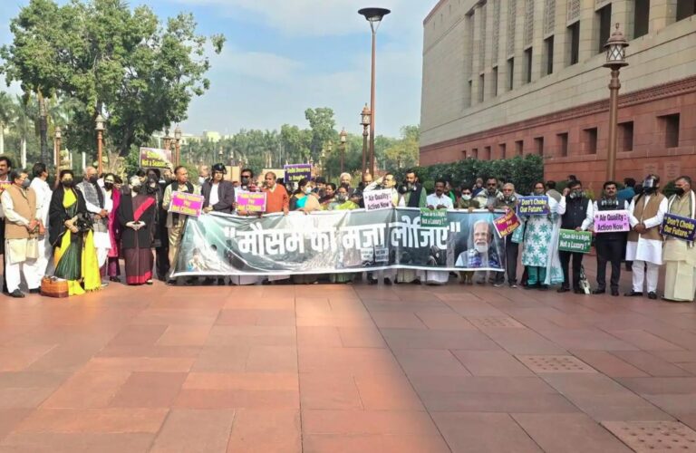 वायु प्रदूषण को लेकर विपक्षी नेताओं ने संसद भवन परिसर में किया जोरदार प्रदर्शन