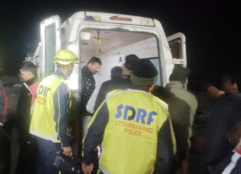 टिहरी के ब्यासी क्षेत्र में अनियंत्रित होकर गहरी खाई में गिरा वाहन, SDRF ने किया रेस्क्यू